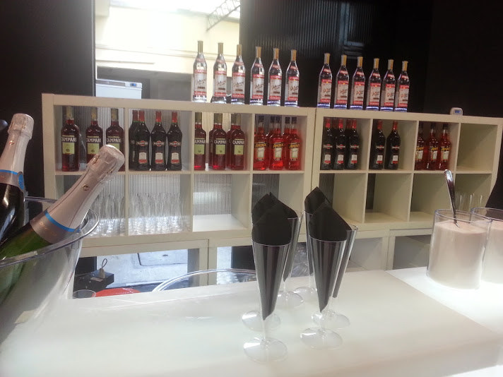 Noleggio Retro Bar bianco a Milano